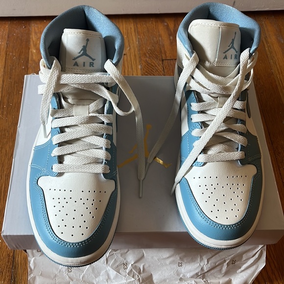 Wmns Air Jordan 1 Mid ‘University Blue’ - Picture 3 of 4